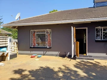Spacious 3-Bedroom House for Rent in Braeside, Harare South
