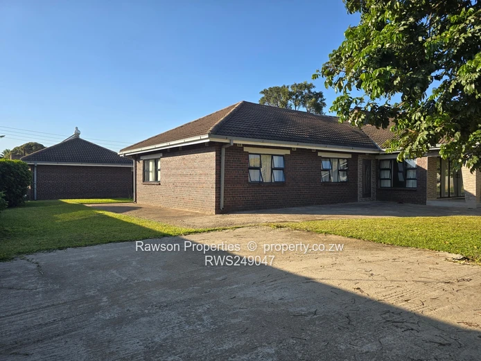 Windsor Park: 5-Bed Brick Home on 2000 m² — Island Kitchen