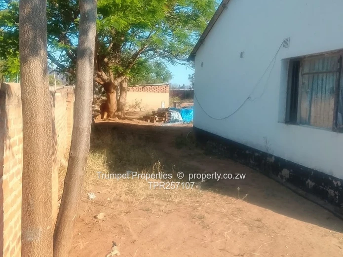 Modest 4-Bed Home on 2000 m² — Title deeds