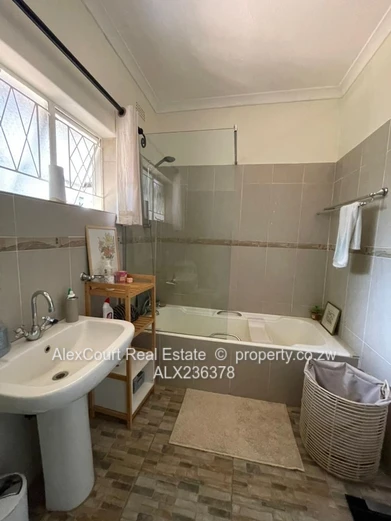 Beautifully Built House In Avondale West