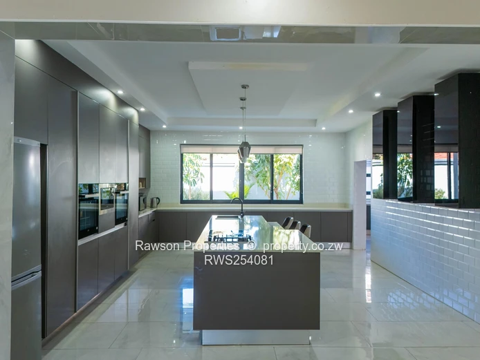 Modern 6-Bed Family Home with Pool & Solar — Mount Pleasant