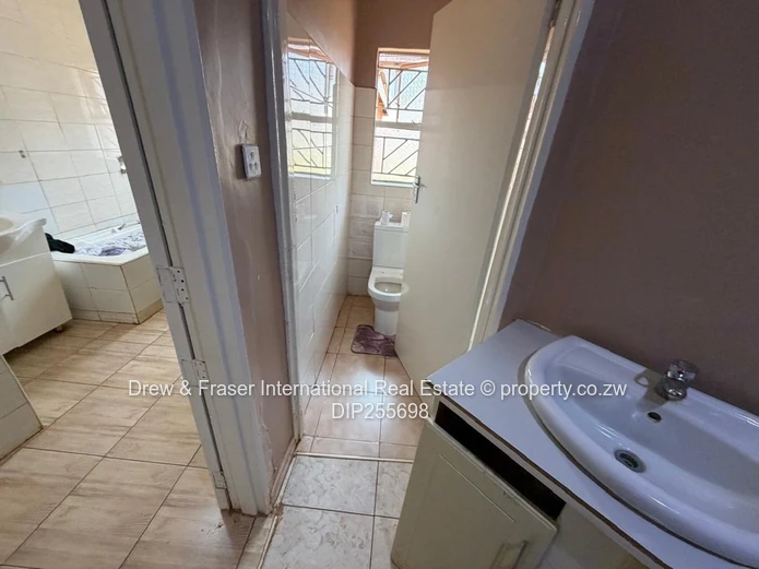 Westgate 4-bed: Spacious Tiled Kitchen, Dining & Borehole