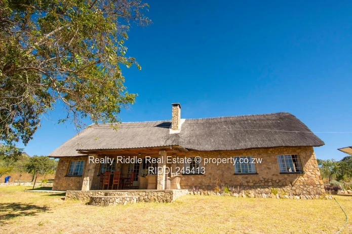 Nyanga Thatched Stone Lodge — Fireplace, AC & Wi-Fi