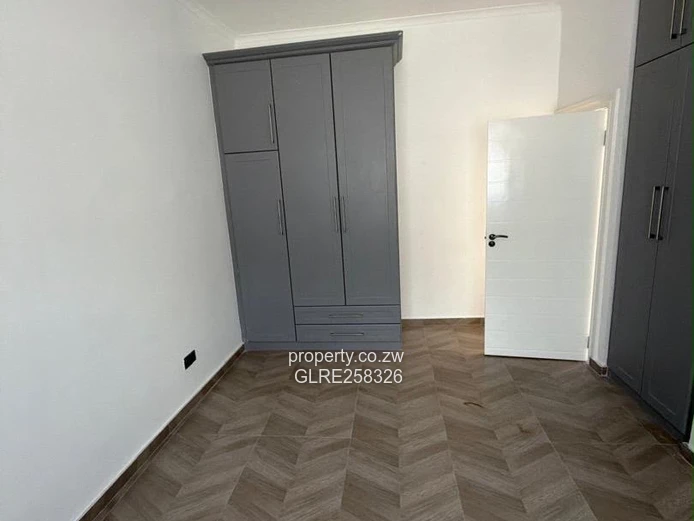 Modern 4-Bed, 5-Bath Flat with Borehole in Vainona