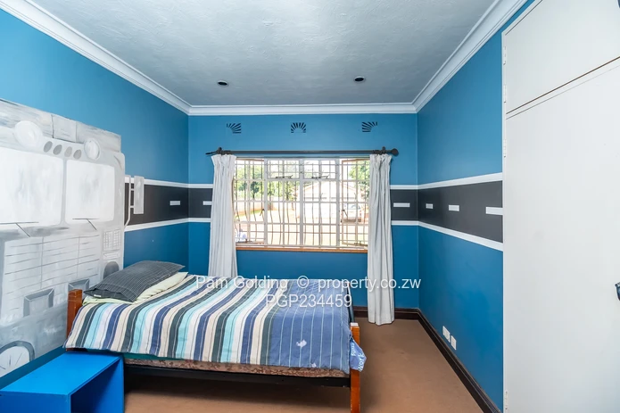 Spacious Vainona Home With A Cottage