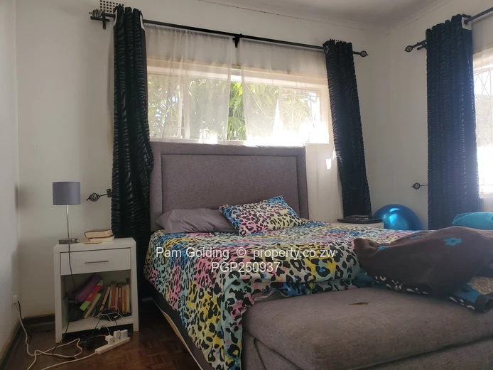 A well-kept unit in a sought after complex (Sole Mandate)