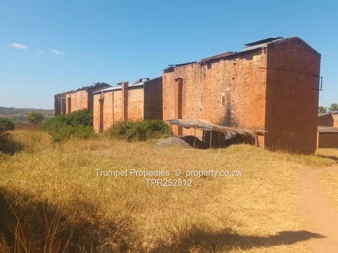 100ha Mvurwi Farm - Dam Views, Barns & Grazing