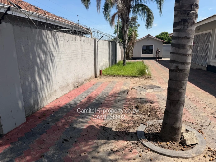 2 bedroomed main en-suite in Waterfalls near waterfalls shops (Sole Mandate)