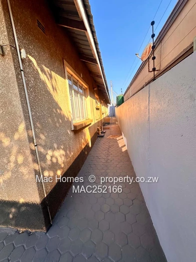 Hatcliffe: Modern 6-Bed, 3-Bath Home with Borehole (Sole Mandate)