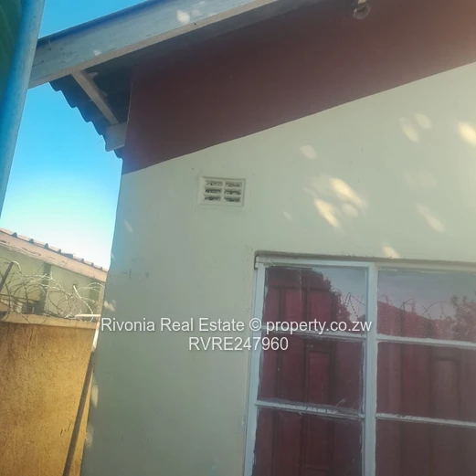 Brick-Walled 3-Bed Glen Norah A Home with Borehole