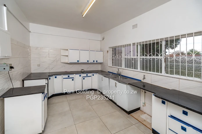 Spacious ground floor apartment in a well located complex