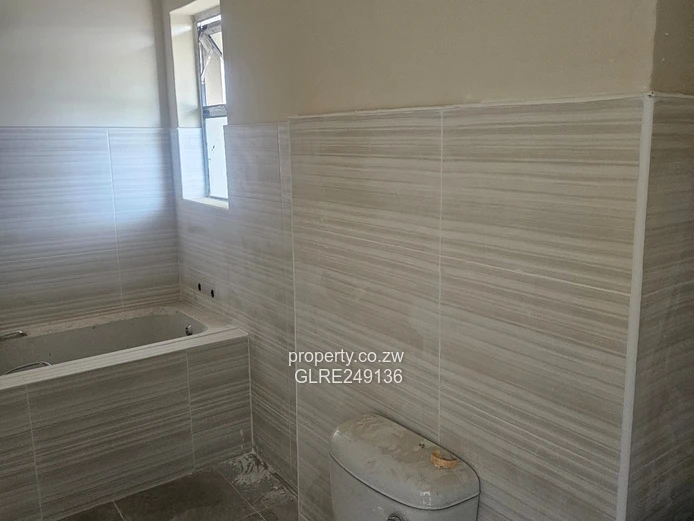 Refurbished 2-Bed Flat Ashdown Park — Tiled Bath & Wardrobe