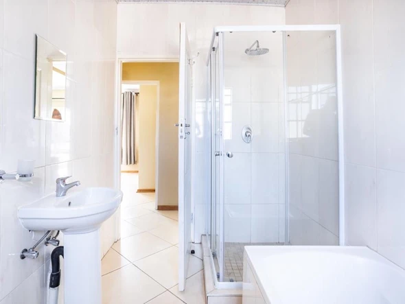 2 Bedroom Flat & Apartment