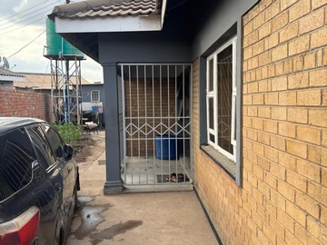 Stylish 4-Bedroom House for Rent with Borehole in Norton!