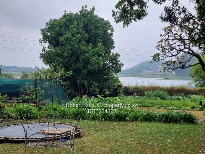 2-Acre Dam-Front Property In Glen Lorne!