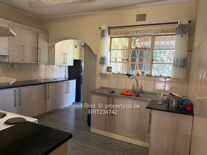 4BR Marlborough Home on 4000m² — Pool & Garden