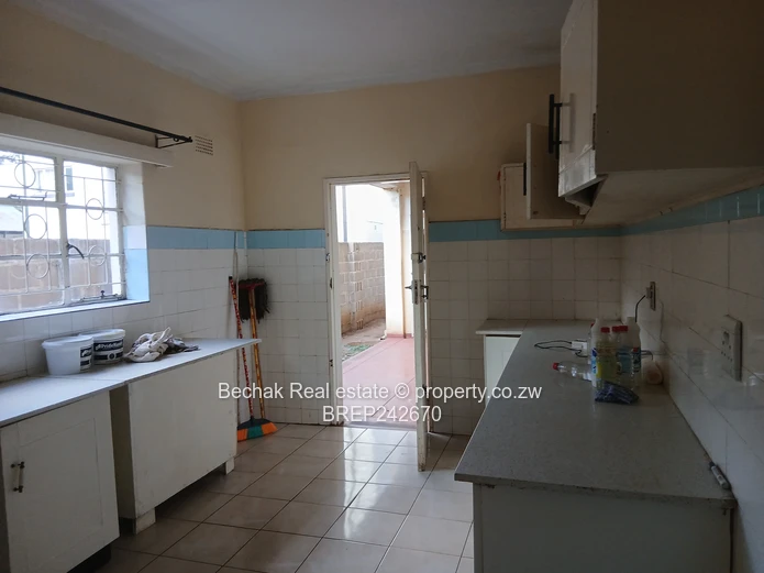 Bulawayo CBD 2-Bed Flat with Verandah & Garden