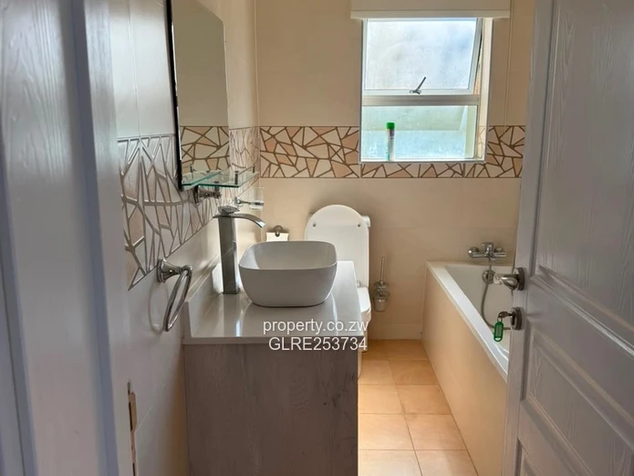 Sunlit Greystone Park 3-Bed Apartment — Balcony & Modern Baths