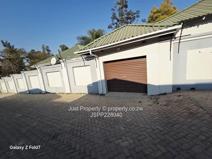 **Modern Townhouse in Glen Lorne: Your Dream 3-Bedroom Retreat!**
