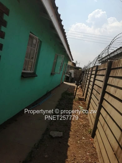 4-Bed Home in Glen View 3 with Title Deeds, Borehole & Secure Gate (Sole Mandate)