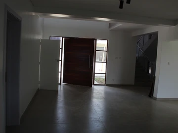 4 Bedroom Flat & Apartment