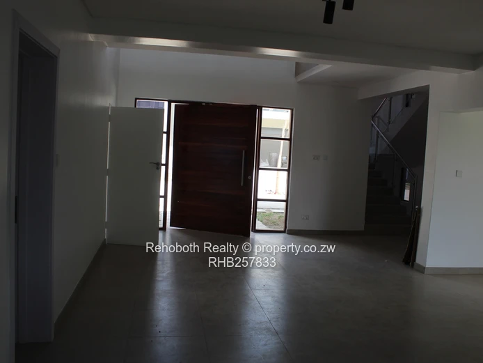 Contemporary 4-Bed Marlborough Flat with Borehole