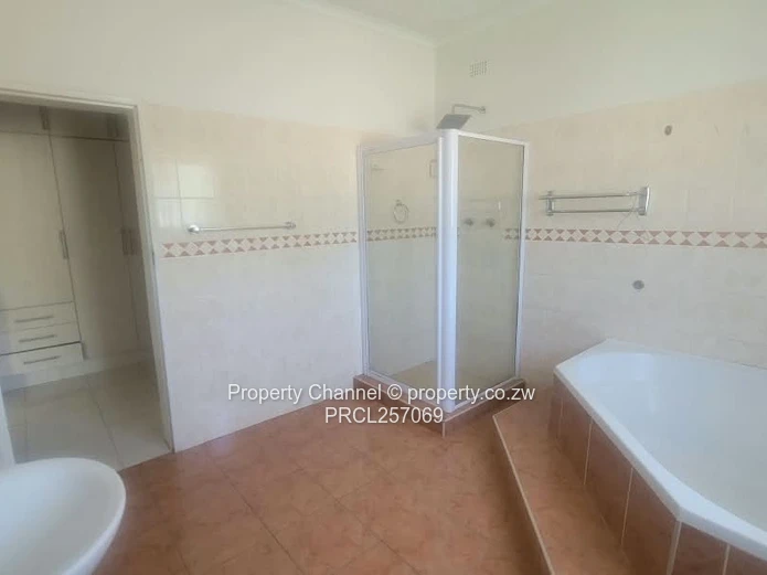 Spacious 7-Bed Home with Pool & Borehole, Greystone Park