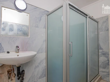 2 Bedroom Flat & Apartment
