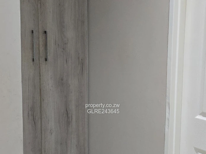 Open-Plan 2-Bed Flat Ashdown Park — Borehole & Yard