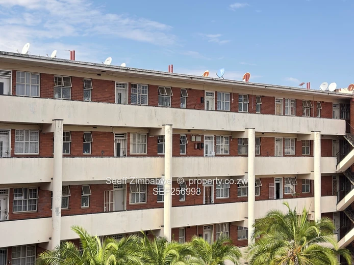 Flat To Let In The Avenues