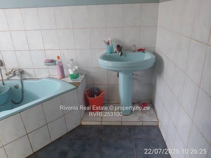 Spacious 4-Bed Westlea Home — Walled, Staff Quarters