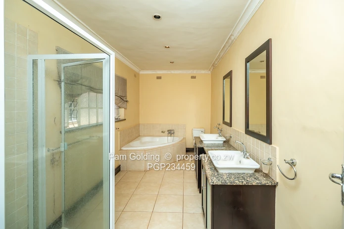 Spacious Vainona Home With A Cottage