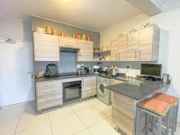 2 Bedroom Flat & Apartment