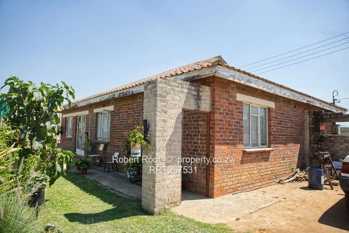Spacious 3-Bed Damofalls Cottage on 1130 m² with Tank