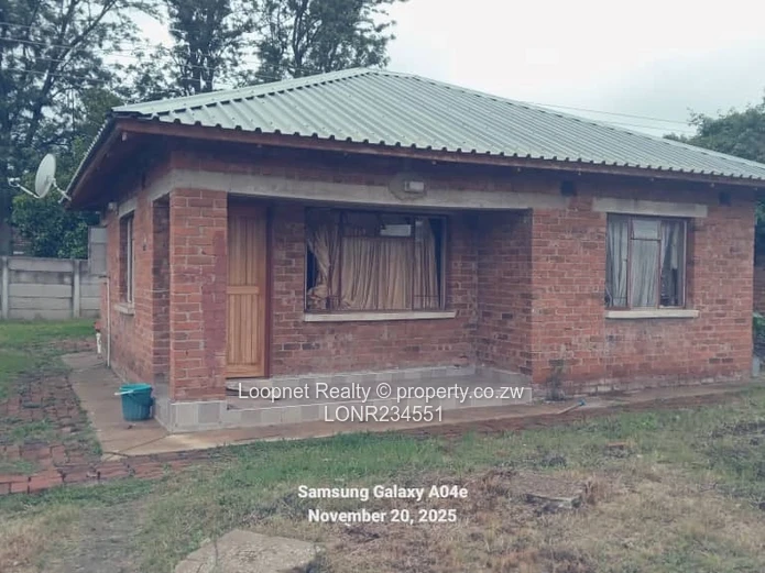 1650m² Marlborough Stand with Brick Cottage & Services