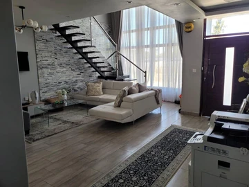 4 Bedroom Flat & Apartment