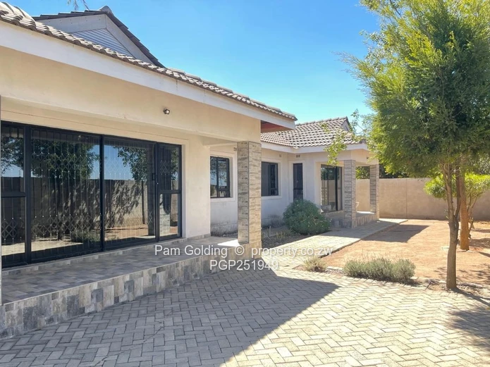 Spacious Family Home In Rockview (Sole Mandate)
