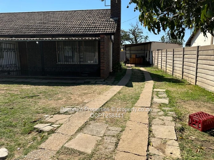 3BR Ashdown Park Bungalow — Verandah, Driveway & Flatlet