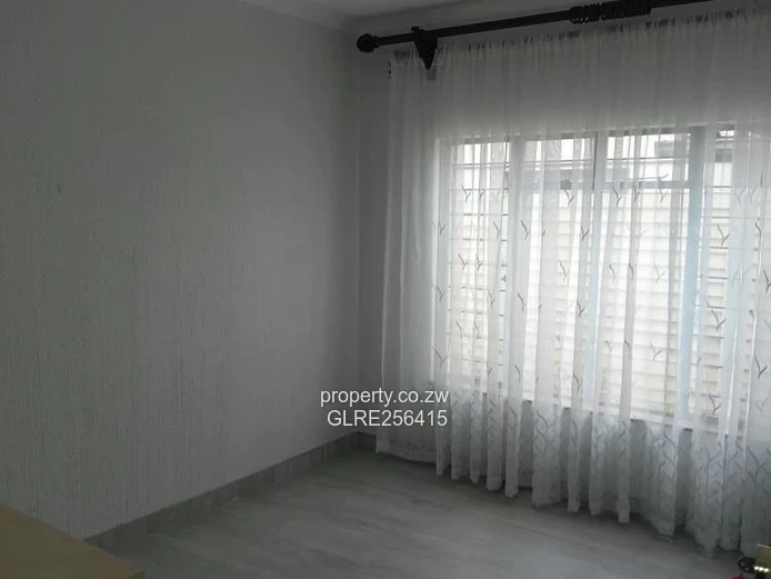 Bright 3-Bed Flat in Greendale North — Walled, Water Tank