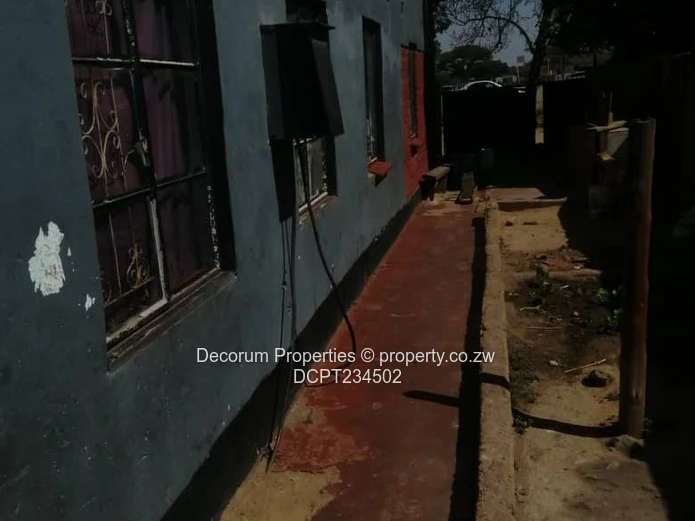 5-Bed Glen Norah B House — Secure Walled Yard (300m²)