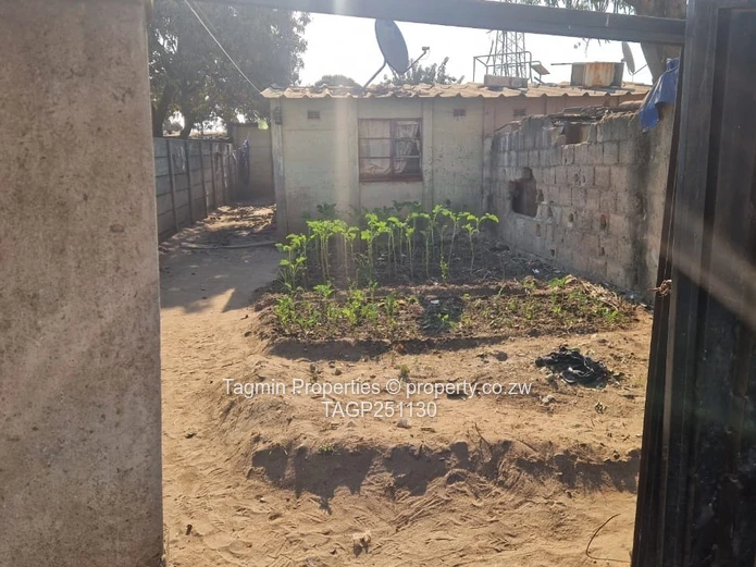 *RESIDENTIAL HOUSE FOR SALE - HIGHFIELD WESTERN TRIANGLE, HARARE*  *Property Details:* - *Stand Size