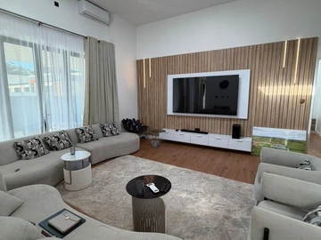 4 Bedroom Flat & Apartment