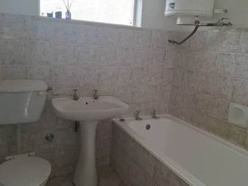 2 Bedroom Flat & Apartment