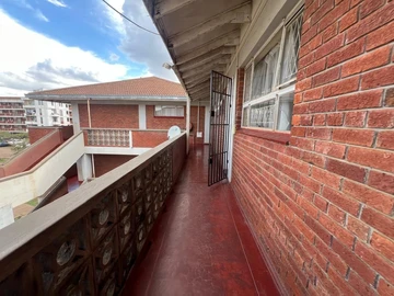 2 Bedroom Flat & Apartment