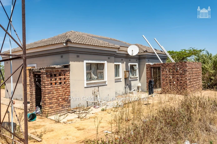 Prime 2,000sqm stand with cottage!