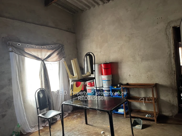 Renovation Opportunity In Luveve!