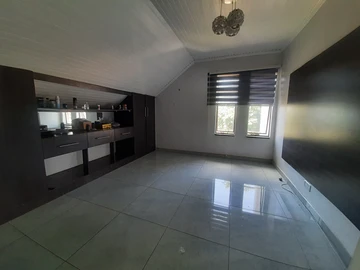 2 Bedroom Flat & Apartment
