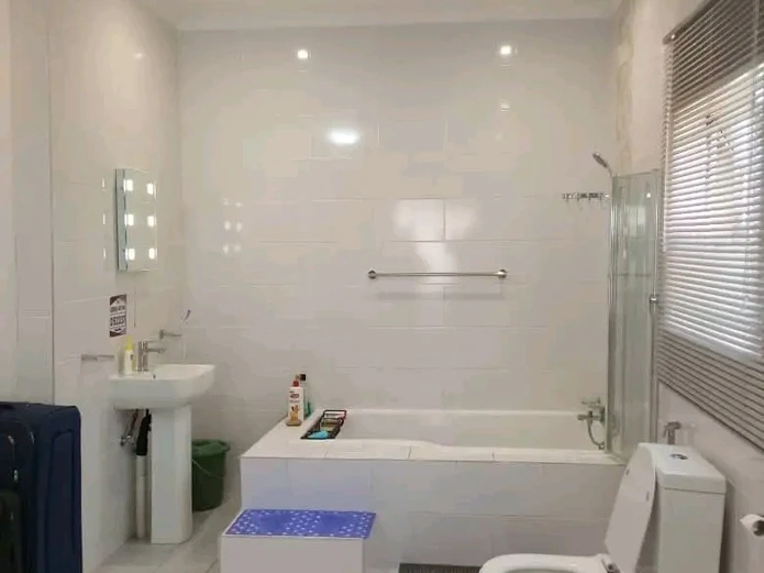 Borrowdale 4-Bed Home: Borehole, Lush Lawn & Paved Yard