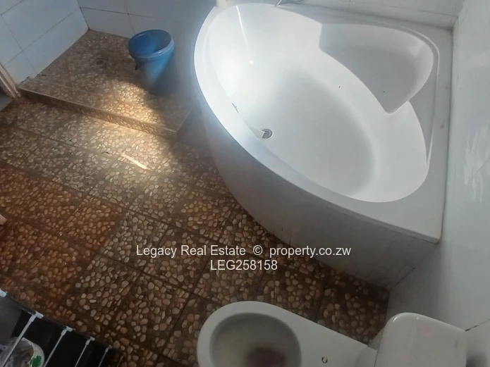 Spacious 4-Bed Home with Island Kitchen & Borehole