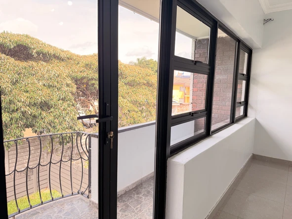 2 Bedroom Flat & Apartment